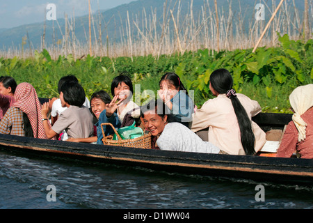 Intha locale le ragazze che viaggiano dalla lunga coda di barca sul Lago Inle, Nyaungshwe, Stato Shan, birmania, myanmar, sud-est asiatico. Foto Stock