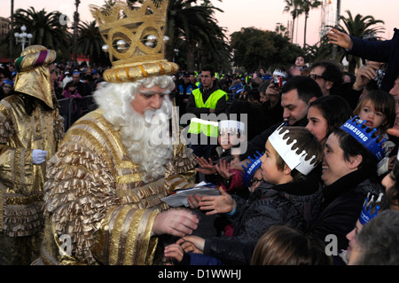 Tre Re Gaspar Melchor Baltasar arriva a Barcellona e a parlare con i bambini in attesa di dare loro volevano presenta lettera Foto Stock