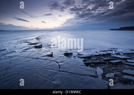 Kimmeridge Bay sulla costa giurassica di Dorset. La zona è conosciuta per i fossili ed è stata protetta dall'UNESCO. Foto Stock