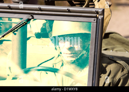 Soldato americano in un WW2 jeep Foto Stock