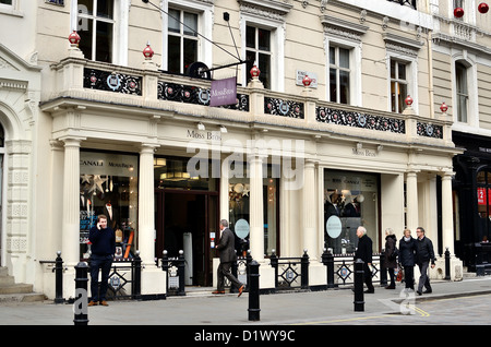 Esterno di Moss Bros rivenditore di abbigliamento ,Covent Garden di Londra Foto Stock