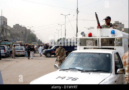 Rangers funzionari avviso stand in occasione di attivista di Jamiat-e-Ulema-e-Islam, Asghar Ali orazione funebre in area Dakhana a Karachi il lunedì, 07 gennaio 2013. Foto Stock