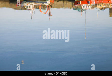 La riflessione dei pescherecci in mare Foto Stock