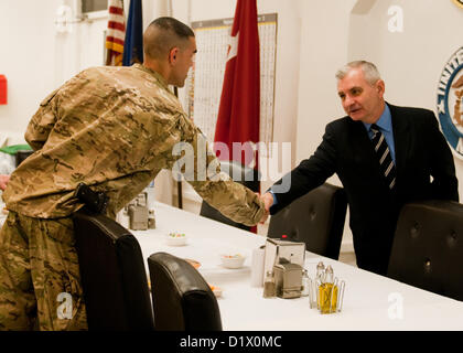 Aviosuperficie di Bagram, Afghanistan - STATI UNITI Il senatore Jack Reed, senior senatore per lo stato di Rhode Island, scuote le mani con U.S. Soldato attaccata alla Combined Joint Task-1, 1a divisione di fanteria, durante un costituente la colazione a Bagram Airfield, Afghanistan, 7 gennaio 2013. Reed e U.S. Il senatore Carl Levin, stato senatore per Michigan, ha visitato le truppe dai loro rispettivi stati per aumentare il morale e discutere gli sforzi degli Stati Uniti in Afghanistan. (U.S. Esercito foto di Sgt. Christopher Bonebrake, 115Mobile degli affari pubblici distacco) Foto Stock