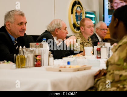 Aviosuperficie di Bagram, Afghanistan - STATI UNITI Il senatore Jack Reed (sinistra), senior senatore per lo stato di Rhode Island, condivide un pasto con U.S. Soldati attaccati a Combined Joint Task-1, 1a divisione di fanteria, durante un costituente la colazione a Bagram Airfield, Afghanistan, 7 gennaio 2013. Reed e U.S. Il senatore Carl Levin (destro), stato senatore per Michigan, ha visitato le truppe dai loro rispettivi stati per aumentare il morale e discutere gli sforzi degli Stati Uniti in Afghanistan. (U.S. Esercito foto di Sgt. Christopher Bonebrake, 115Mobile degli affari pubblici distacco) Foto Stock