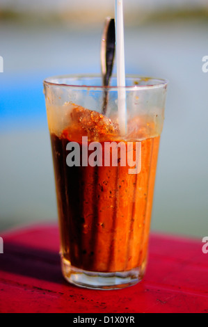 Il vietnamita caffè ghiacciato - Ca phe sua da o cafe sua da Foto Stock