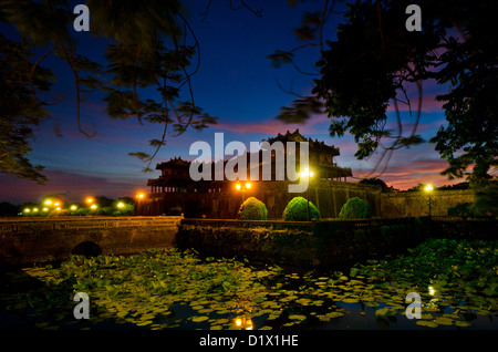 L'ingresso alla città imperiale al crepuscolo, tonalità, Vietnam Foto Stock