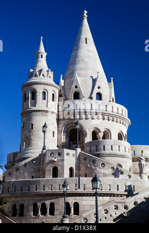 Budapest, Ungheria - Bastione dei pescatori o Halaszbastya sulla collina del castello di Buda Foto Stock
