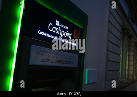 Un Lloyds TSB bancomat di notte Wales UK Foto Stock