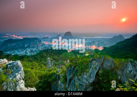 Tramonto Guardando giù dal vertice. Thuy figlio, marmo mountain (ngu hanh figlio), Vietnam Foto Stock