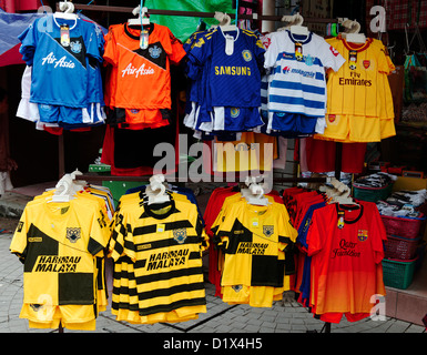 Fake magliette da calcio in vendita in Malesia per QPR, Cardiff City e la nazionale malese di team Foto Stock