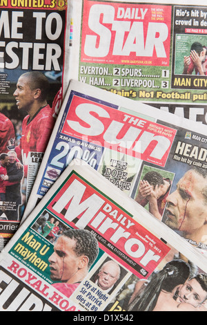 Le pagine anteriore e testate del Regno Unito 'Rosso' superiore formato tabloid tabloid Sun Star specchio inglese britannico daily quotidiani nazionali Foto Stock