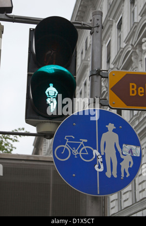 A (verde) su strada di attraversamento di luce per i ciclisti con i ciclisti/segnale pedonale di Vienna in Austria. Foto Stock