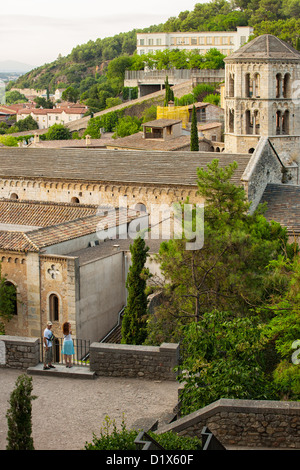 Una giovane coppia è la visita di un chiostro romanico nella città di Girona, Spagna. Foto Stock
