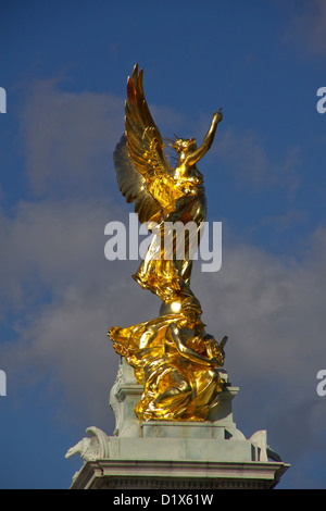 La vittoria sul memoriale della Victoria statua Buckingham Palace Foto Stock