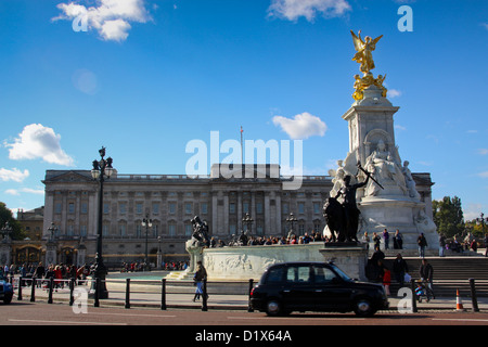 La vittoria sul memoriale della Victoria statua Buckingham Palace Foto Stock