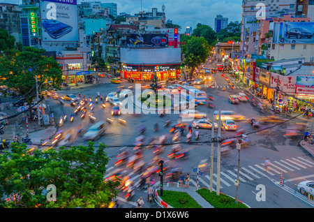 Il Vietnam, Ho Chi Minh City, il traffico sulla rotonda, vista in elevazione, notte Foto Stock