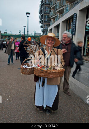 Il Twelfth Night Festival il 6 gennaio, 2012, Bankside Riverwalk, Londra, Inghilterra, Regno Unito. La dodicesima notte è un libero stagionale annuale celebrazione svoltasi nella Bankside area di Londra. Si tratta di una celebrazione del nuovo anno, la miscelazione di antiche tradizioni stagionali con festa contemporanea. Foto Stock