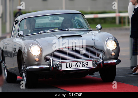 Bond attrice Ursula Andress arriva per un evento in originale James Bond Aston Martin DB5 (sporting numero svizzero piastre) Foto Stock