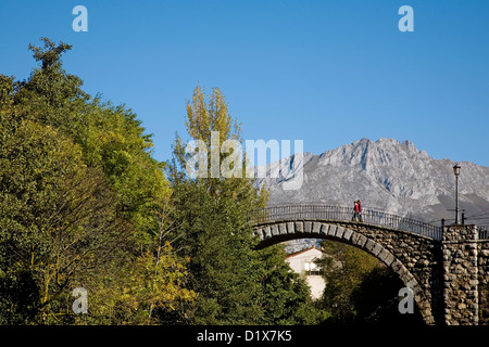 Ponte sul Fiume Deva Potes Liébana Picos de Europa Cantabria Spagna Foto Stock