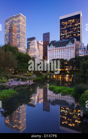 Twilight su Central Park e gli edifici di Manhattan, New York City, Stati Uniti d'America Foto Stock