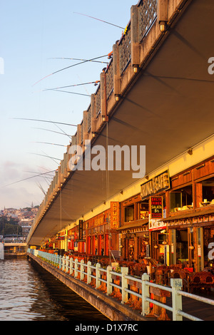 I pescatori sul Ponte di Galata di sunrise Foto Stock