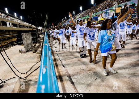 Portela samba scuola membri ballare durante il carnevale prove tecniche al Sambodromo di Rio de Janeiro in Brasile. Foto Stock