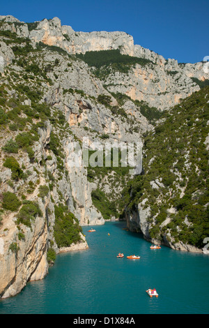 Gite in barca nelle Gorges du Verdon, Alpes de Haute Provence, Francia Foto Stock