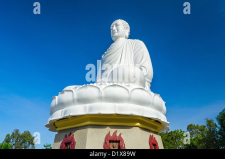 Gigantesca statua del Buddha, Pagoda Long Son. Nha Trang, Vietnam Foto Stock