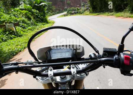 POV di guidare una moto nel nord della Tailandia, Chiang Mai provincia Foto Stock