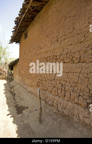 Tipica capanna di fango, tribù Gond, Gadchiroli, Maharashtra, India. Foto Stock