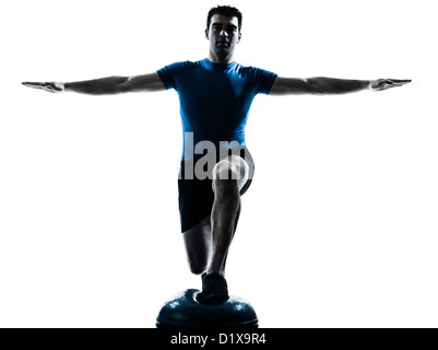 Un uomo caucasico esercizio di allenamento fitness in silhouette studio isolato su sfondo bianco Foto Stock