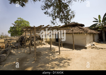 Tipica capanna di fango, tribù Gond, Gadchiroli, Maharashtra, India. Foto Stock