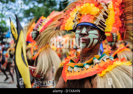 I partecipanti della sfilata durante la celebrazione di Dinagyang in omaggio a 'Il Santo Niño", Iloilo, Filippine, Sudest asiatico Foto Stock