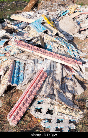 Scartato modanature in gesso oggetto di pratiche di dumping sul ciglio della strada in India. Andhra Pradesh, India Foto Stock