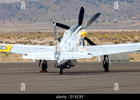 Fiamme belch dallo scarico delle pile del P Mustang illimitato il corridore di aria di metalli preziosi sulla rampa al 2012 Reno aria Rac Foto Stock