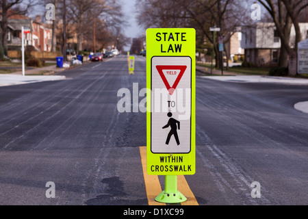 La resa di segnale pedonale Foto Stock