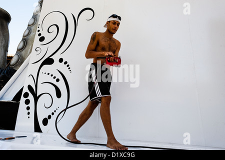 Una scuola di samba stati funziona su un carnevale galleggiante all'interno del workshop a Rio de Janeiro in Brasile. Foto Stock