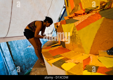 Una scuola di samba stati funziona su un carnevale galleggiante all'interno del workshop a Rio de Janeiro in Brasile. Foto Stock