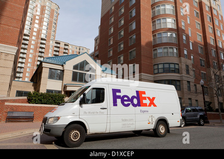 Consegna FedEx van parcheggiato di fronte all edificio di appartamenti - Arlington, Virginia, Stati Uniti d'America Foto Stock