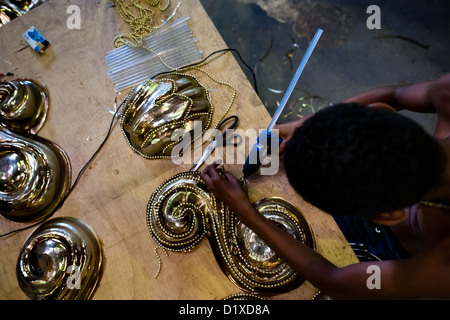 Una scuola di samba stati funziona su un carnevale galleggiante all'interno del workshop a Rio de Janeiro in Brasile. Foto Stock