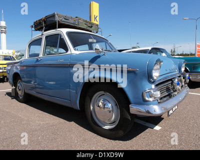 La Hillman Minx III A Deluxe Saloon è stata presentata al Classic Car Meeting di Haarlem, offrendo uno sguardo al design automobilistico britannico degli anni '1950. Questo veicolo è un ottimo esempio di maestria artigianale post-seconda guerra mondiale. Foto Stock