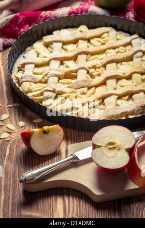 Pane appena sfornato la torta di mele e frutta Foto Stock