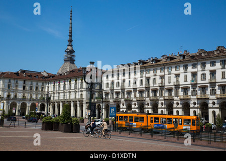 Una fermata del tram che passa attraverso Piazza Vittorio Emanuele I con la Mole Antonelliana in background in Torino Italia. Foto Stock