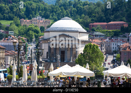 Cafe in Piazza Vittorio Emanuele I con Chiesa di Gran Madre di Dio nella rassegna a Torino Italia. Foto Stock