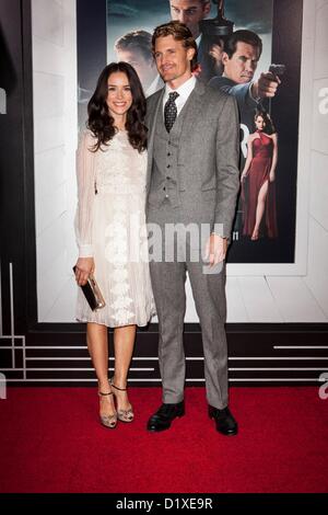 Abigail Spencer, Andrew Pruett presso gli arrivi per i gangster SQUAD Premiere, Grauman's Chinese Theatre di Los Angeles, CA 7 gennaio 2013. Foto di: Emiley Schweich/Everett Collection Foto Stock