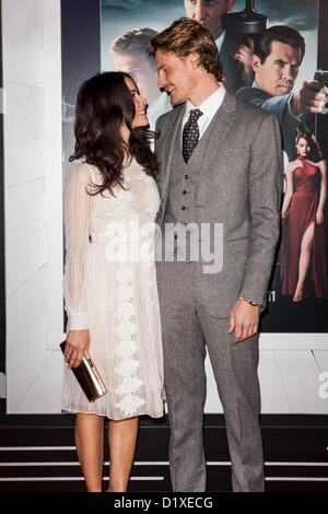 Abigail Spencer, Andrew Pruett presso gli arrivi per i gangster SQUAD Premiere, Grauman's Chinese Theatre di Los Angeles, CA 7 gennaio 2013. Foto di: Emiley Schweich/Everett Collection Foto Stock