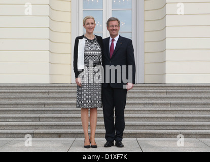 Il Presidente tedesco Christian Wulff (R) e sua moglie Bettina Wulff aprire il tradizionale Presidente Estate Fete sui passi di Bellevue Palace a Berlino, Germania, 01 luglio 2011. In occasione dell'annuale Sagra estiva, il Presidente tedesco accoglie ospiti provenienti da tutti i gruppi demografici. Foto: Wolfgang Kumm Foto Stock