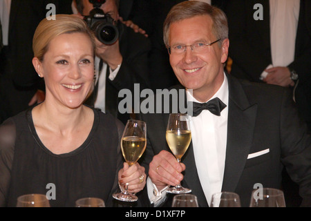 Il Presidente tedesco Christian Wulff (R, CDU) e sua moglie Bettina sorriso e bere bicchieri di vino durante il sessantesimo annuale di premere la sfera 'Bundespresseball' all'Hotel Intercontinental di Berlino, Germania, 25 novembre 2011. Foto: Wolfgang Kumm Foto Stock