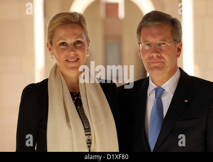 Presidente della Repubblica federale di Germania Christian Wulff e sua moglie Bettina visitare la moschea Sultan-Qabus in Muscat Oman, 10 dicembre 2011. Il Presidente tedesco è su un periodo di sei giorni di visita nella regione del Golfo. Foto: WOLFGANG KUMM Foto Stock